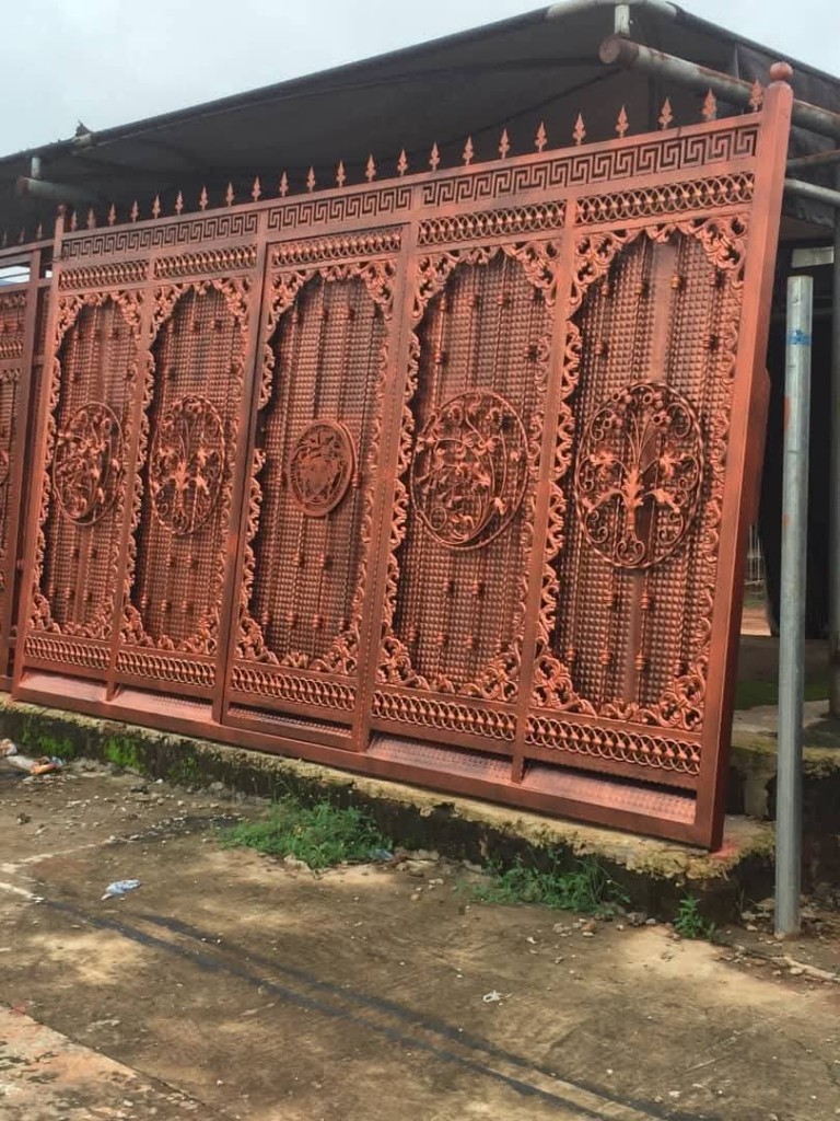 Modern horizontal line metal gate design